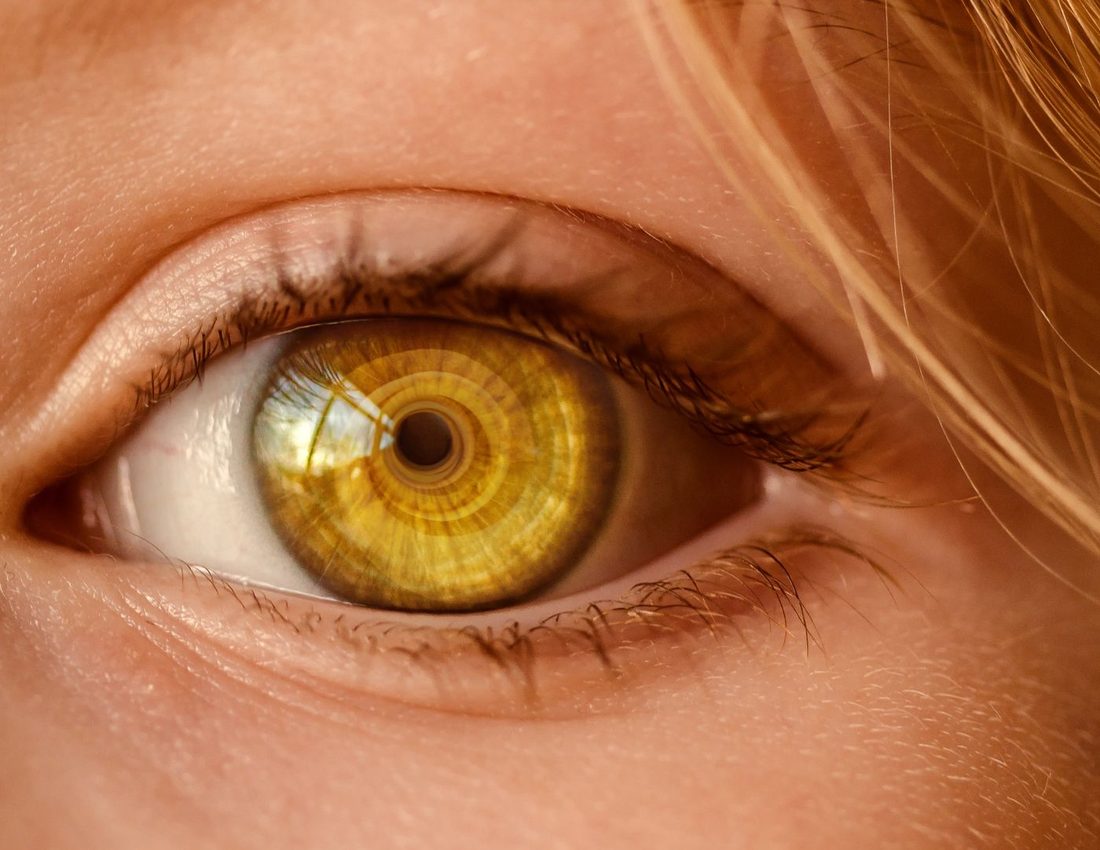 Close-up de um olho humano para avaliação de retina